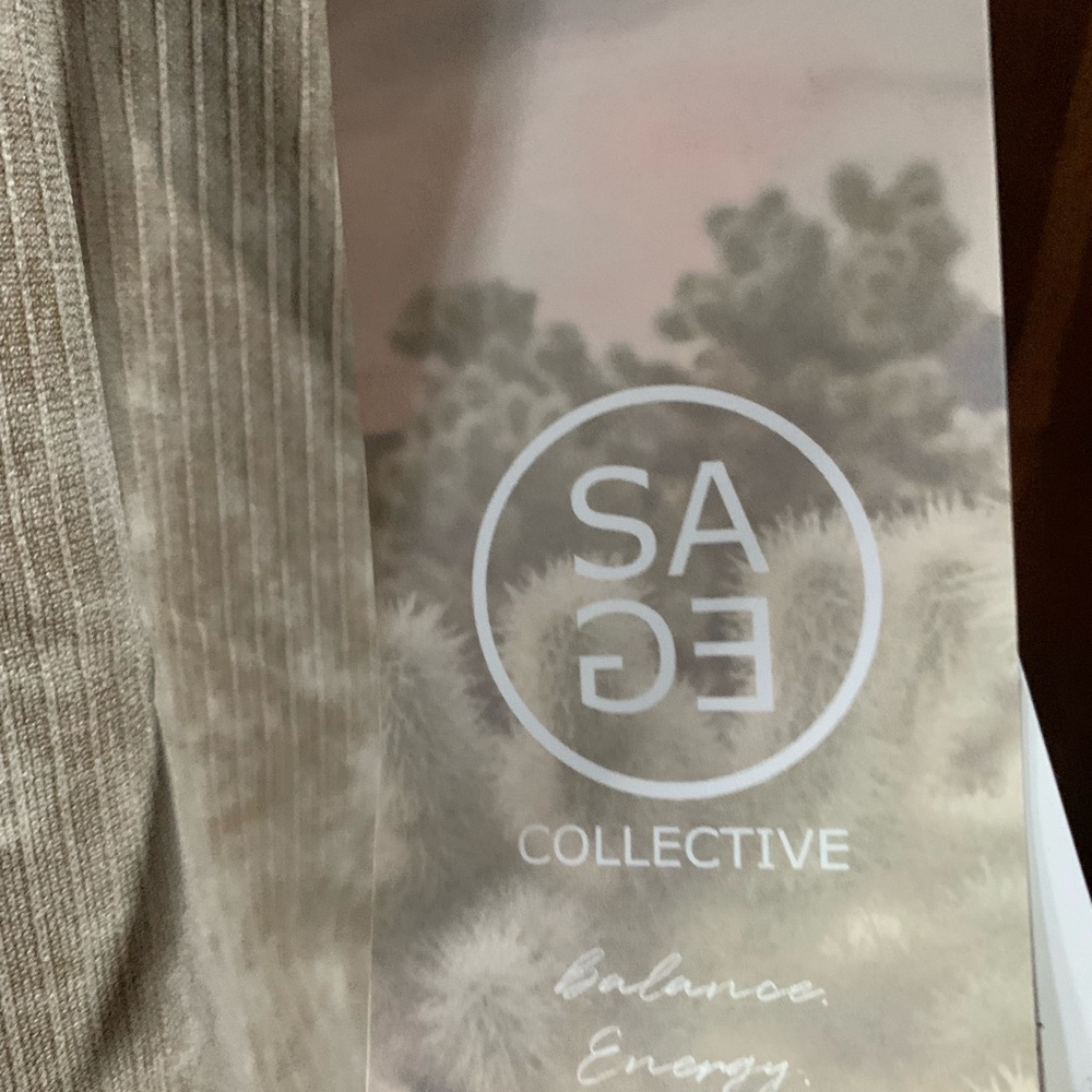 Ribbed Sleeveless Beige Top - Picture 5 of 8